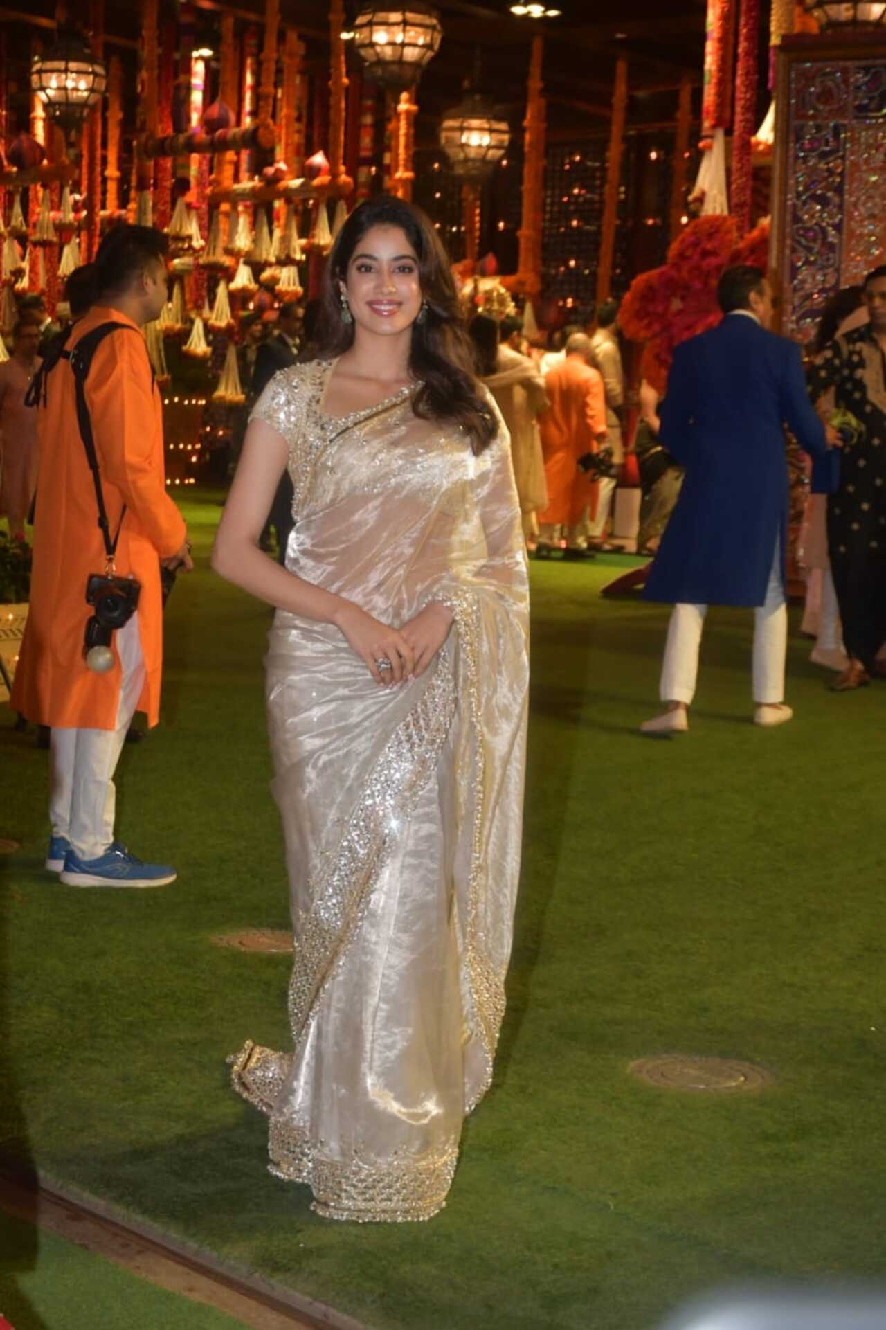 Janhvi Kapoor looked gorgeous in a warm gold saree with an embellished border